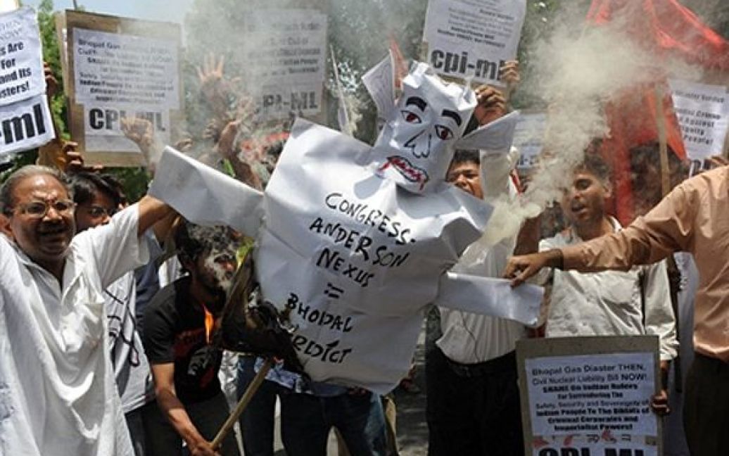 Демонстрація прихильників Марксистської партії Індії з вимогою екстрадиції голови компанії Union Carbide, якого вважають винним у Бхобальській катастрофі, у Нью-Делі. / © AFP