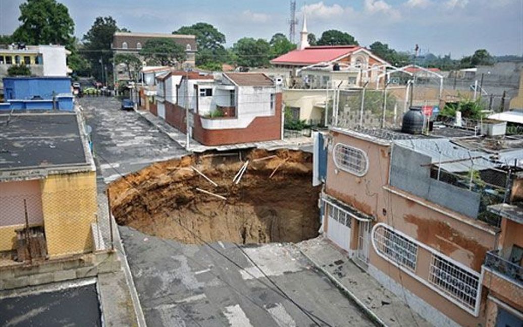 У гватемальському міста Есквінтла через зсув посеред вулиці утворився гігантський кратер / © AFP