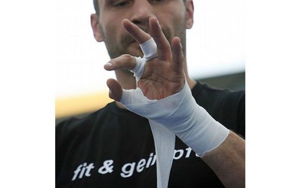Віталій Кличко тайпує руки / © Getty Images/Fotobank