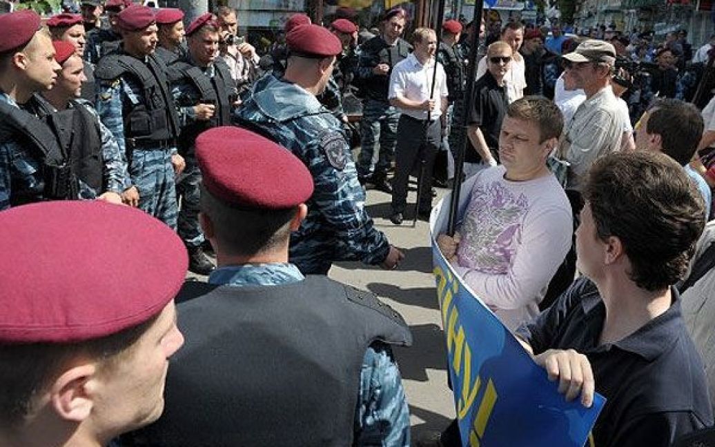 На місце, де раніше стояли активісти "За Україну", міліція підвела прихильників Партії регіонів. / © zaukrainu.org