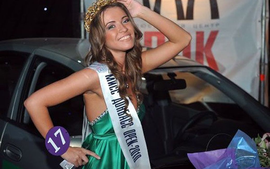 Міс Донбас OPEN - 2010 Ірина Северіна отримала ключі від новенького Nissan Almera / © УНІАН