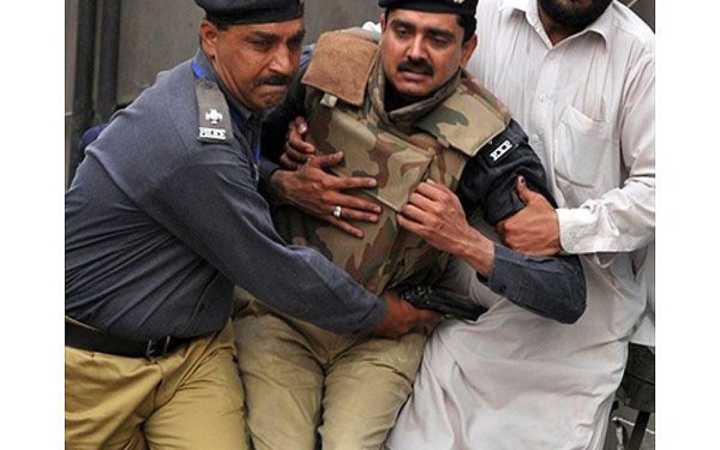 Поліцейському спецназу Пакистану вдалося зайняти обидві мечеті, захоплені раніше бойовиками під час п&#039;ятничної молитви. / © AFP
