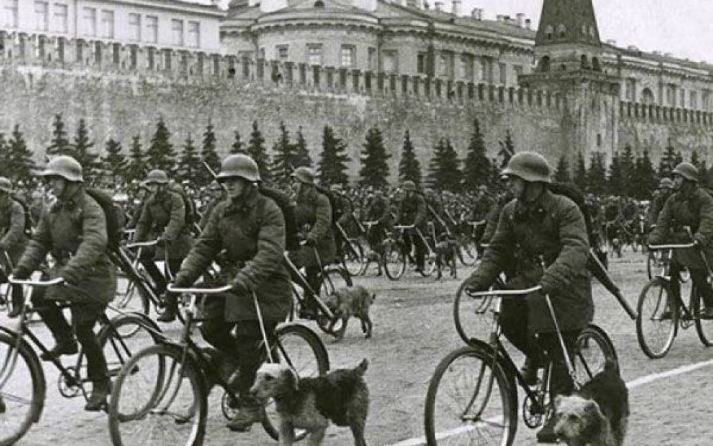 У 1945 році, 24 червня, на Красній площі у Москві пройшов перший парад, присячений перемозі у Великій Вітчизняній війні. / © 