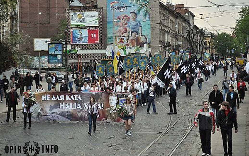 Близько двох тисяч націоналістів пройшлись містом, в руках вони несли прапори та символіку воїнів "Галичини". / © Opir.Info