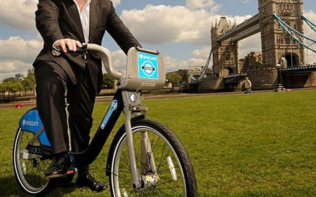 Великобританія, Лондон. Мер Лондона Борис Джонсон позує на велосипеді під час рекламної фотосесії для кампанії за пересування на велосипедах, яку запускають у Лондоні. 19 липня у Лондоні відкриють дві швидкісні магістралі для велосипедів, а 30 липня у місті відкривають низку прокатів велосипедів. / © AFP