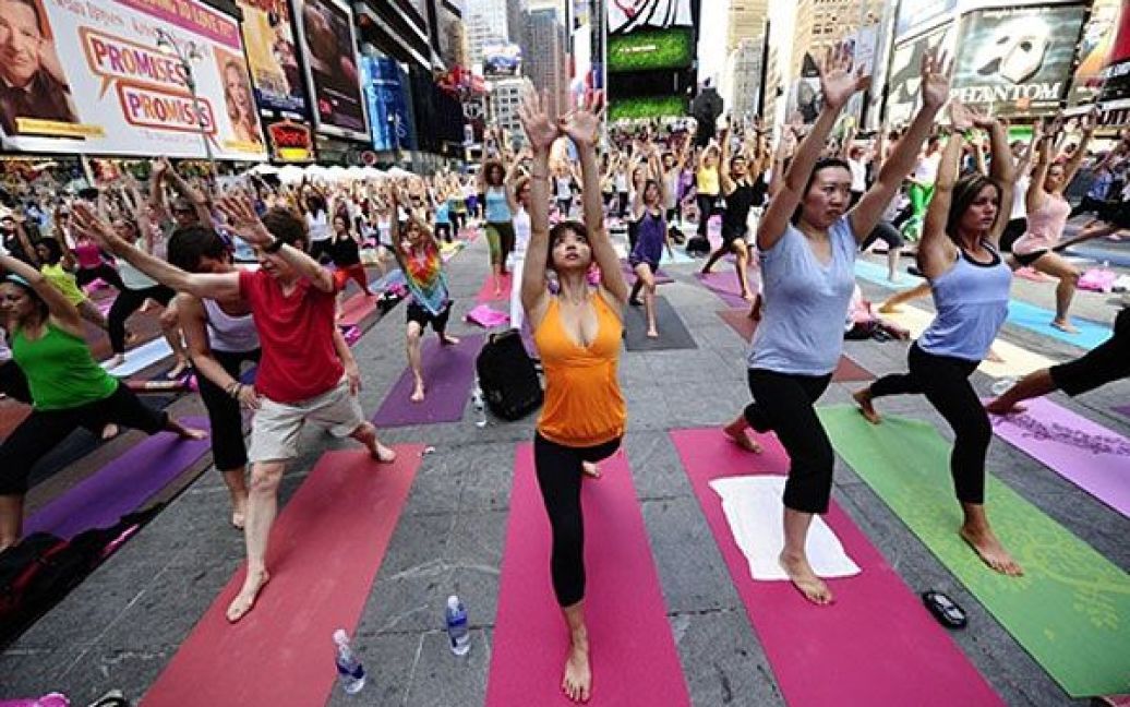 США, Нью-Йорк. Масове заняття з йоги провели на Таймс-сквер у Нью-Йорку. Це була одноденна подія, в якій взяли участь сотні прихильників йоги, організована організована з нагоди літнього сонцестояння. / © AFP