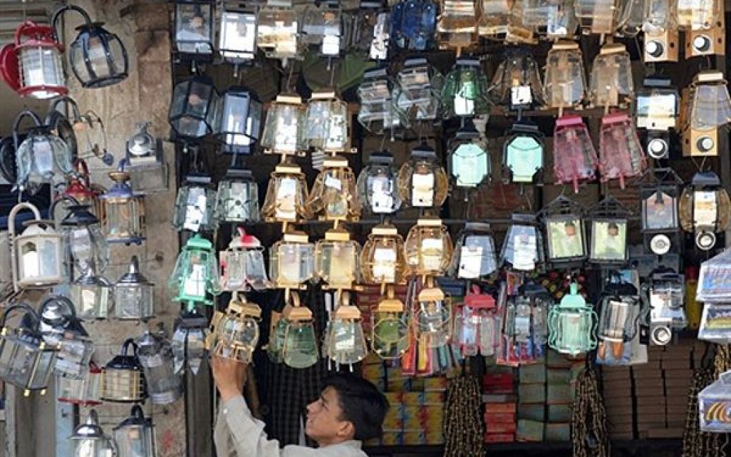 Власник сувенірної крамнички протирає гасові лампи, які він продає, на ринку у Лахорі. Через постійні відключення електроенергії у Пакистані, його товари стали надзвичайно популярними серед місцевого населення. Через зношеність мереж, корупцію та відсутність інвесторів у сфері електроенергії, Пакистан може виробляти лише дві третини енергії, яка потрібна країні. / © AFP