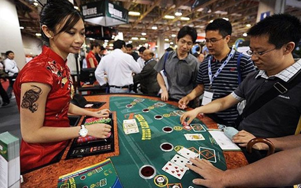 На міжнародній виставці "Global Gaming Expo", яка відбулась у Макау (Китай), зібрались найкращі спеціалісти з азартних ігор і грального бізнесу з усієї Азії. / © AFP