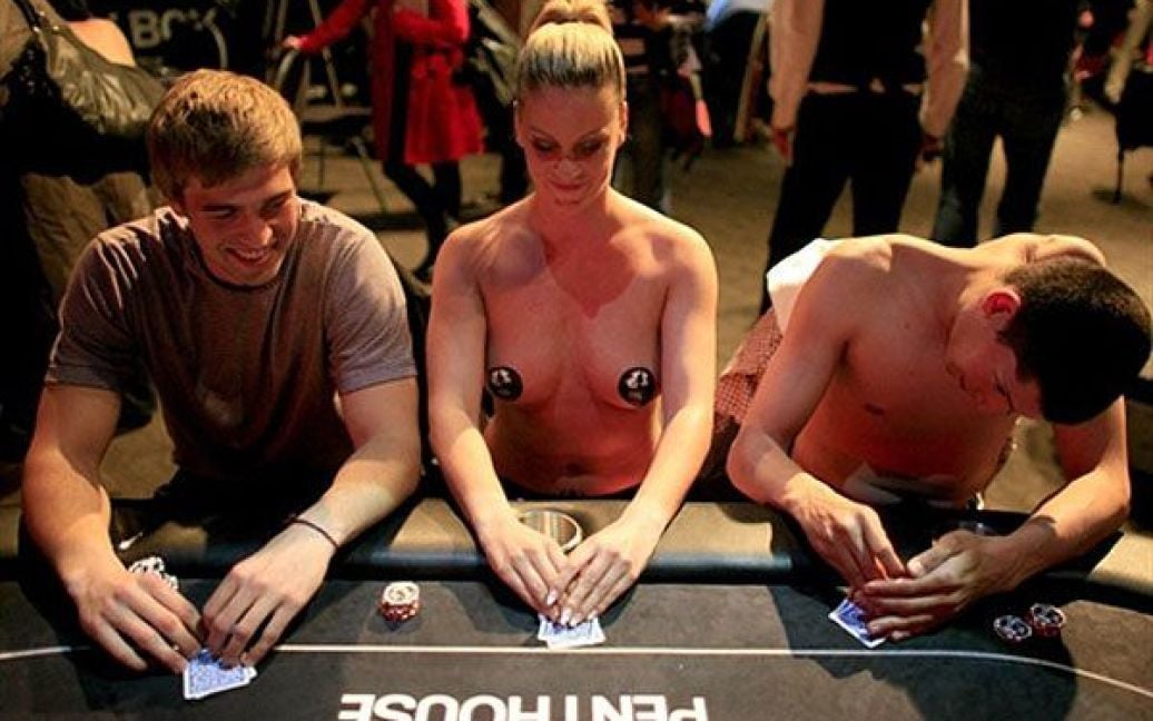 Німеччина. У Гамбургу пройшов фінал Чемпіонату Німеччини зі стріп-покеру. Правила гри полягають в тому, що гравці знімають одяг, якщо вони програють. / © AFP