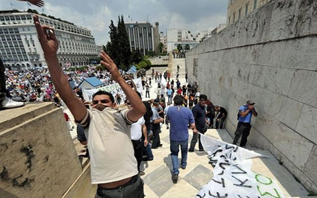 Демонстрація перд парламентом переросла у сутички з поліцією. / © AFP