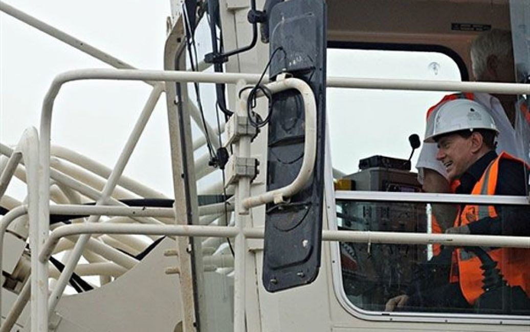 Панама, Гатун. Прем&#039;єр-міністр Італії Сильвіо Берлусконі керує важкою машиною під час урочистого відкриття проекту будівництва третьої черги шлюзів, який є частиною розширення Панамського каналу. Сильвіо Берлусконі відвідав Панаму з офіційним візитом. / © AFP