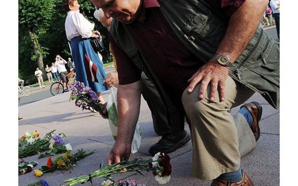 Окремі учасники акції латвійських націоналістів дійшли до монументу, де вони поклали до пам&#039;ятника квіти і дали інтерв&#039;ю журналістам. / © DELFI.lt