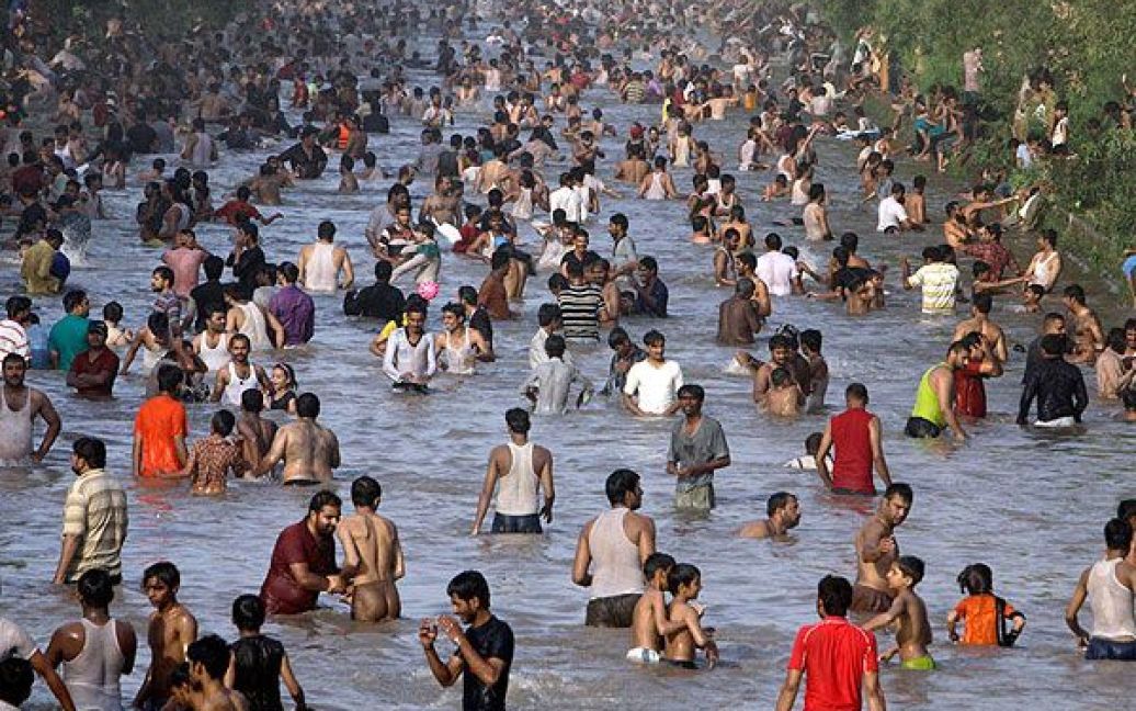 Пакистан, Лахор. Люди охолоджуються у каналі міста Лахор. Денна температура у Лахорі досягла 46 градусів за Цельсієм. У багатьох містах Пакистану температура піднялась вище 50 градусів за Цельсієм. / © 