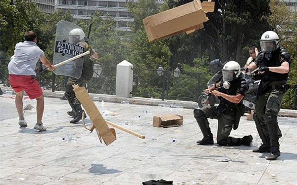 Газ був застосований після того, як демонстранти почали кидати шматки мармуру, відколоті від стін у вестибюлі метрополітену, і підпалювати корзини зі сміттям. / © AFP
