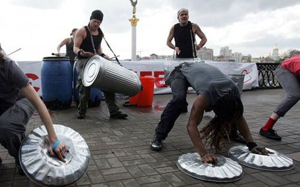 Британський колектив STOMP влаштував у Києві імпровізоване відкрите шоу прямо на вулиці. / © УНІАН