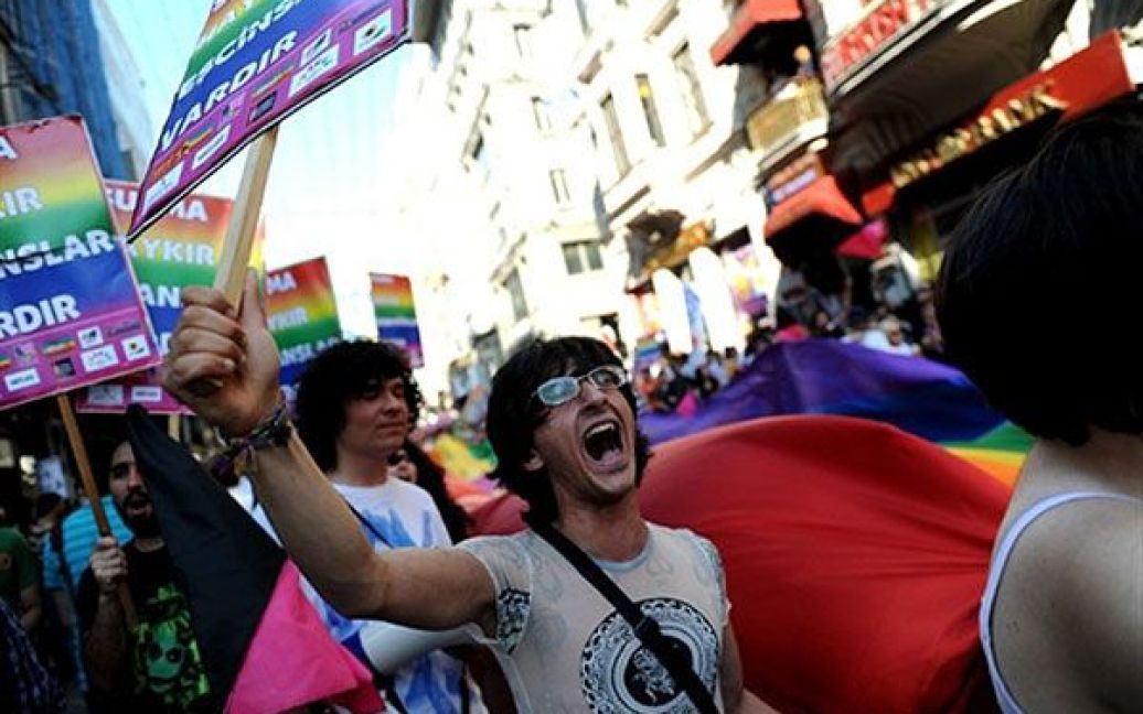 У Стамбулі пройшов гей-парад, учасники якого виступили проти політики уряду по відношенню до представників сексуальних меншин. / © AFP