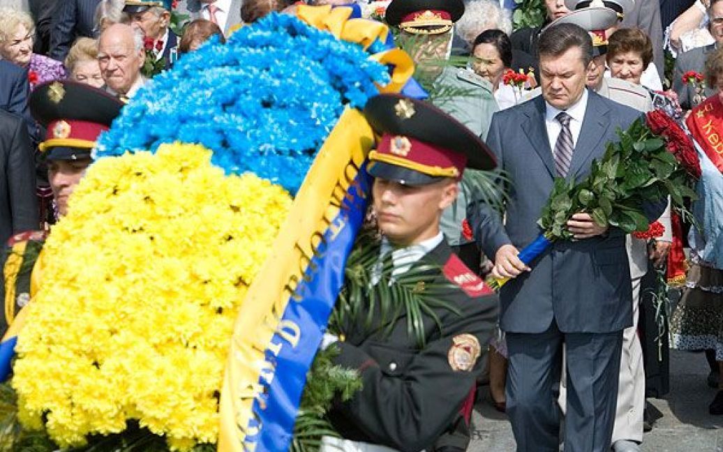Також ветерани поклали квіти до пам&rsquo;ятника тричі Герою Радянського Союзу Івану Кожедубу, який встановлено поблизу Вічного вогню. / © President.gov.ua