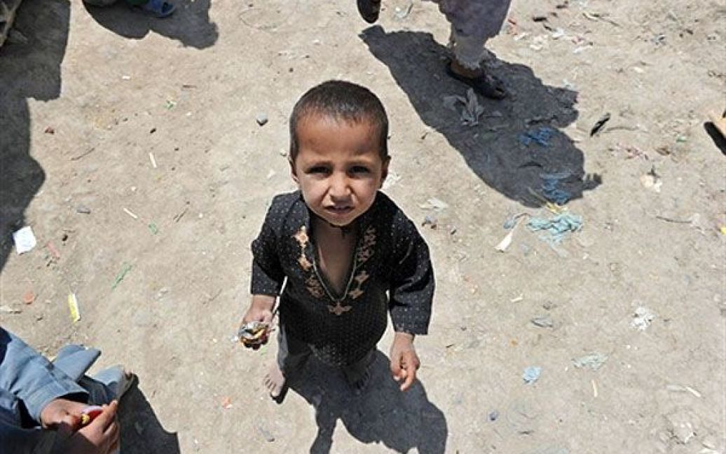 Афганістан, Кабул. Афганський хлопчик стоїть поруч із наметом у Кабулі. Афганістан є однією з найбідніших країн світу, де рівень безробіття досяг 40 відсотків, а половина населення перебуває за межею бідності. / © AFP