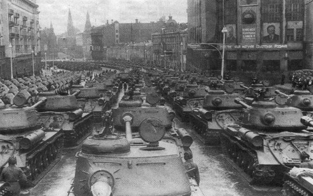 Танки на вулиці Горького (Тверській) у Москві перед парадом Перемоги у 1945 році. / © 