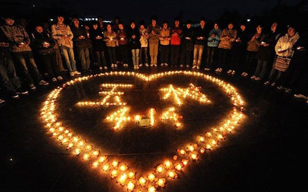 Китайські студенти виклали свічками серце з датою землетрусу / © AFP