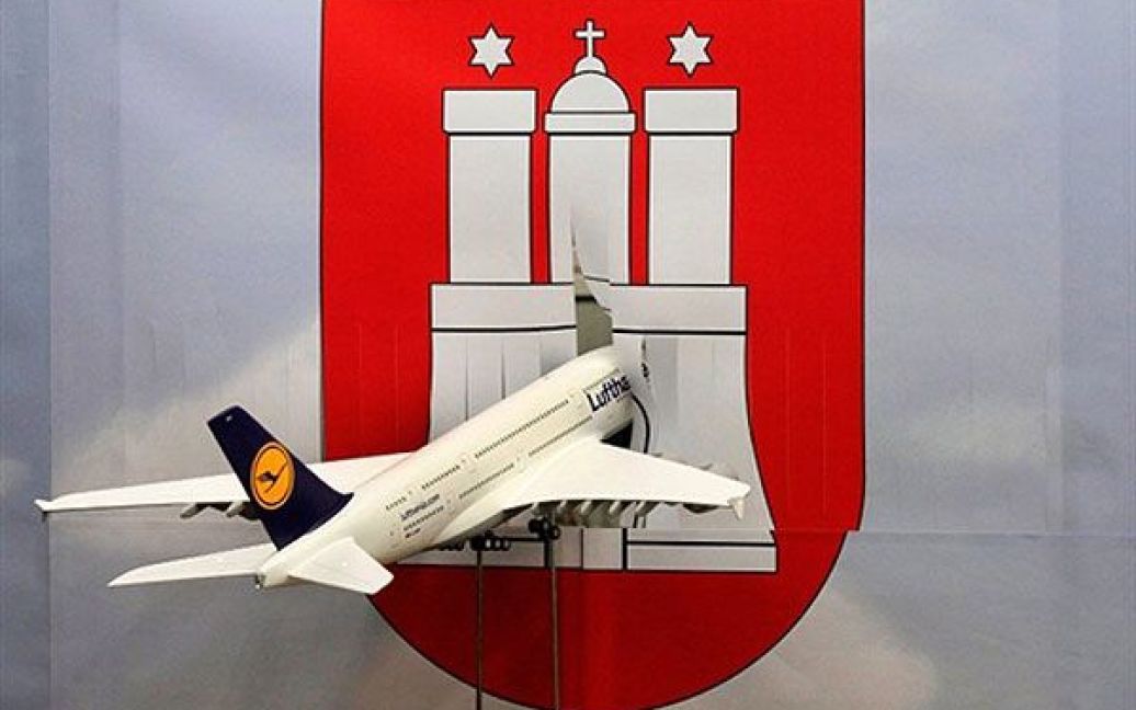 Німеччина, Гамбург. Макет Airbus A380 врізався у плакат із зображенням герба Гамбурга під час тестового польоту на змаганнях авіамоделістів "Miniaturwunderland" у Гамбурзі, на півночі Німеччини. / © AFP