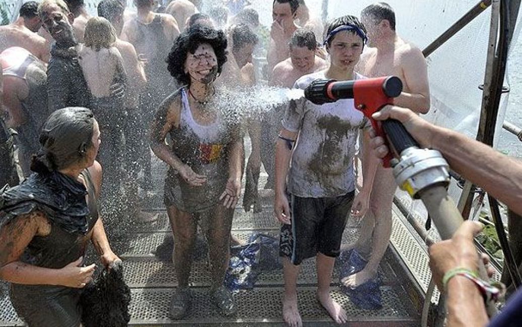 Учасники змагань відмиваються після "брудної" Олімпіади. / © daylife.com