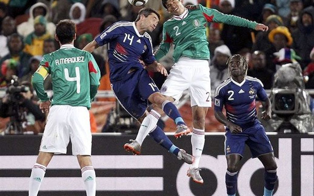 Збірна Мексики впевнено перемогла національну команду Франції у другому турі Чемпіонату світу з рахунком 2:0 / © Getty Images/Fotobank