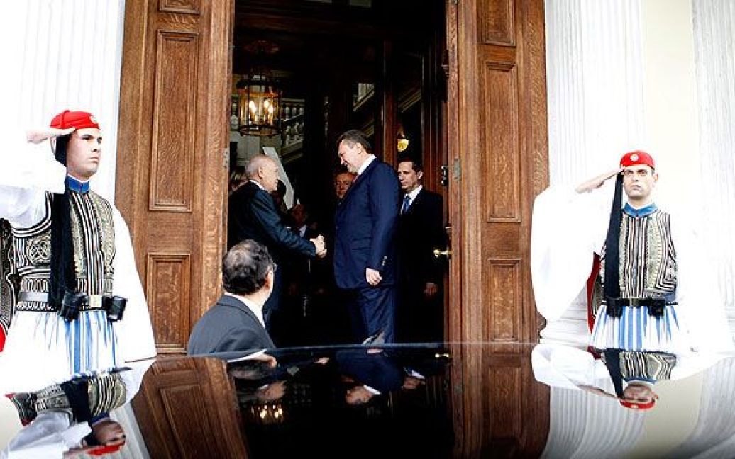 Глава держави зустрівся з президентом Греції Каролосом Папульясом, після чого відбув у Салоніки. / © President.gov.ua