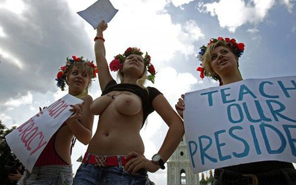 Активістки жіночого руху FEMEN звернулись до Гілларі Клінтон з проханням навчити український уряд гендерній рівності та демократії. / © УНІАН