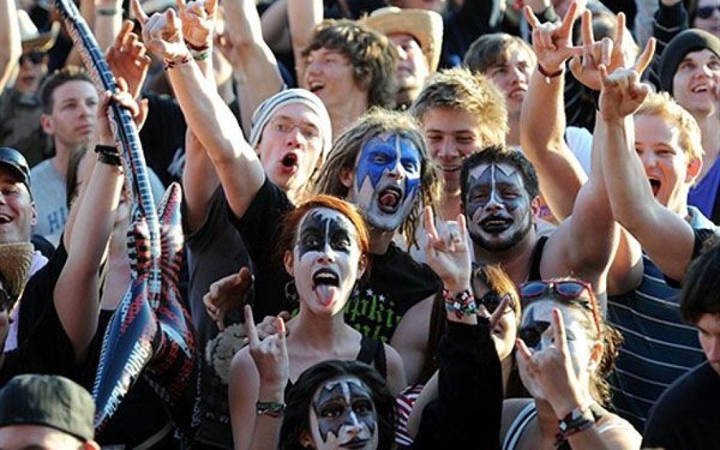Німеччина, Нюрбург. Шанувальники рок-гурту "Kiss" під час музичного фестивалю "Rock Am Ring" ("Рок у ринзі") на іподромі у Нюрбурзі, Західна Німеччина. Щорічний музичний рок-фестиваль проходить у Нюрбурзі з 3 по 6 червня 2010. / © AFP