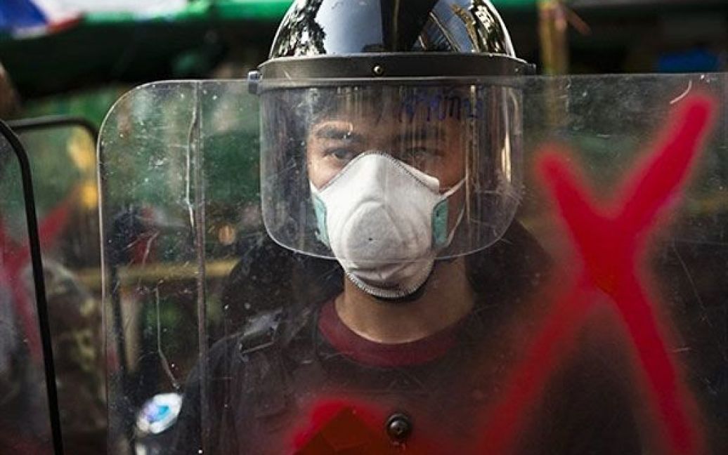 Таїланд, Бангкок. Сили безпеки Таїланду почали бойові дії, спрямовані на ліквідацію наметового табору опозиціонерів у центрі Бангкока, де перебувають близько 6 тисяч людей. Опозиціонери, які називають себе "червоними сорочками", вже два місяця тому розбили наметовий табір в центрі міста, де проводять антиурядові виступи. / © AFP