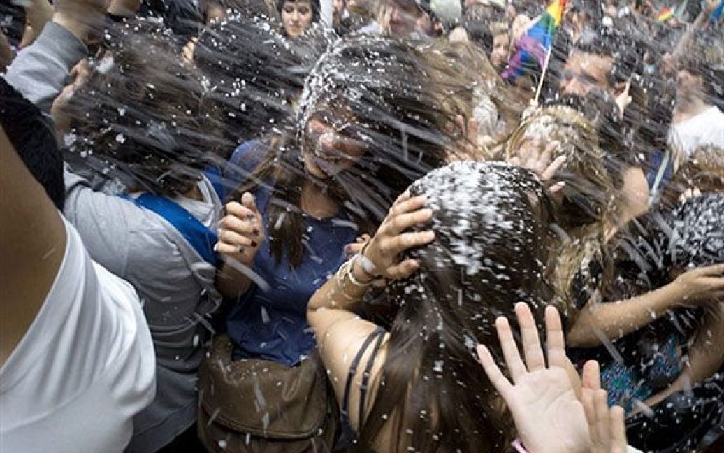 Учасників гей-параду в Ліоні щиро обливали піною / © AFP