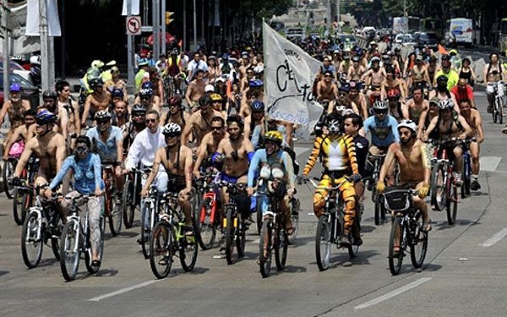 Голі велопробіги відбулись у Лондоні, Мехіко, Парижі, Кейптауні та інших містах світу / © AFP
