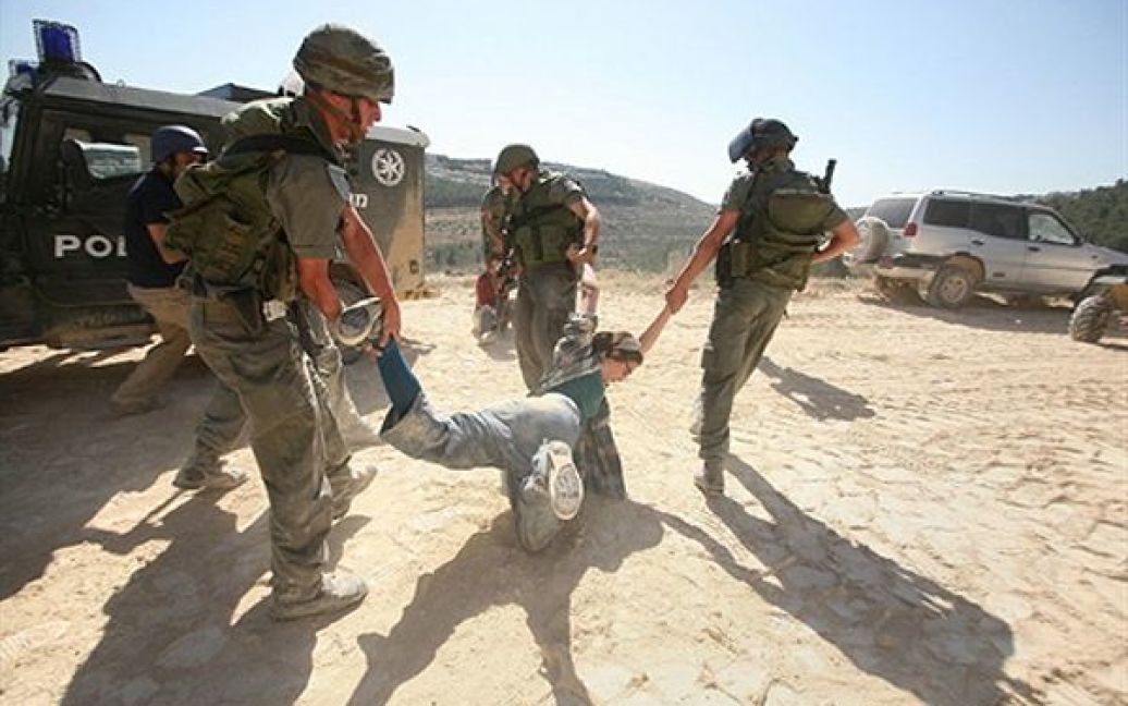 Ізраїльська поліція розігнала демонстрацію палестинців та активістів міжнародних правозахисних організацій. Які вимагали ліквідації роздільного муру між поселеннями. Ізраїль вважає, що мур є необхідним елементом безпеки держави. А Палестина стверджує, що мур є нічим іншим як окупація своїх територій. / © AFP