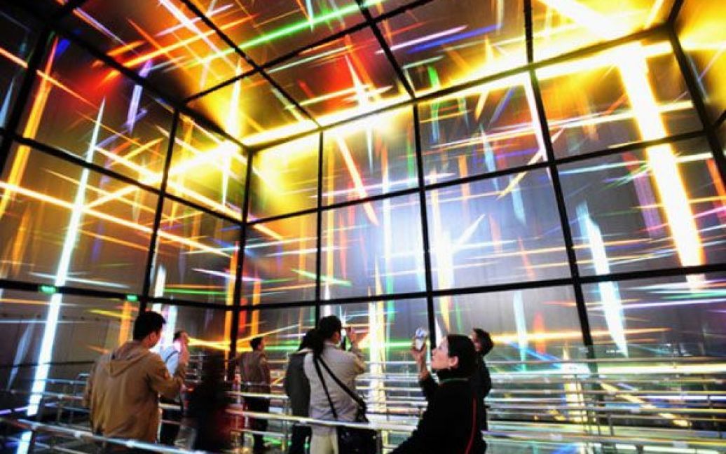 Всередині павільйону "State Grid" на всесвітній виставці "Expo 2010" / © The Telegraph
