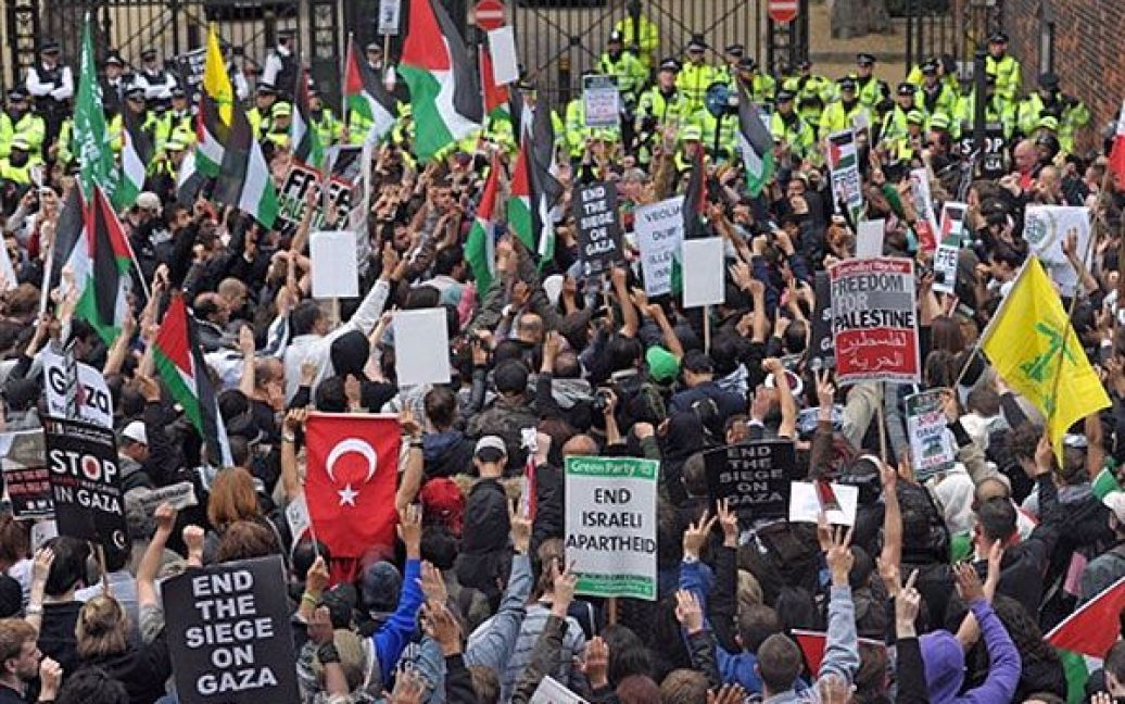 Великобританія, Лондон. Антиізраїльська акція протесту перед будівлею посольства Ізраїля у Великобританії. / © AFP