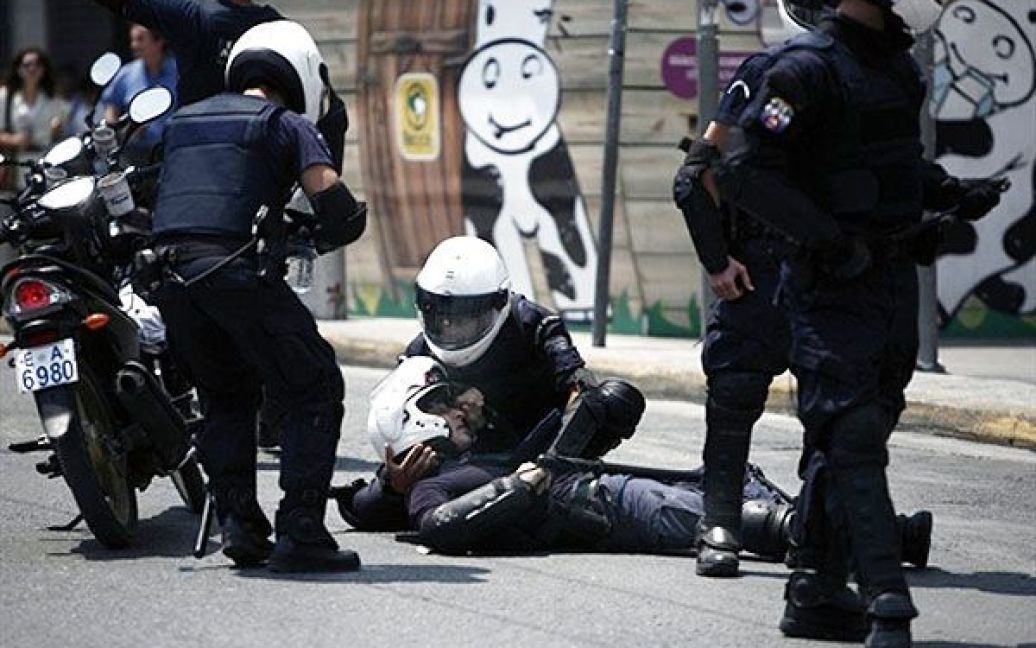 Відомо, що один з поліцейських постраждав у ході сутичок в Афінах / © AFP