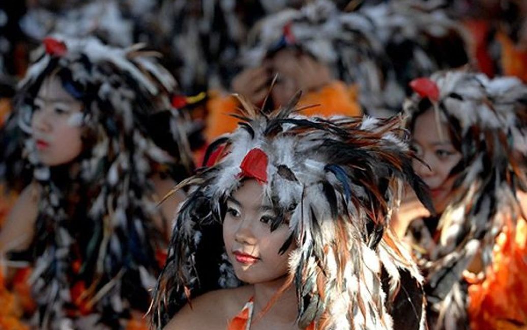 24.04. Маніла. Учасниці фестивалю Aliwan чекають на свій виступ. Фестиваль Aliwan, який проводиться щорічно, вважається найбільшим карнавалом у Азії. / © AFP