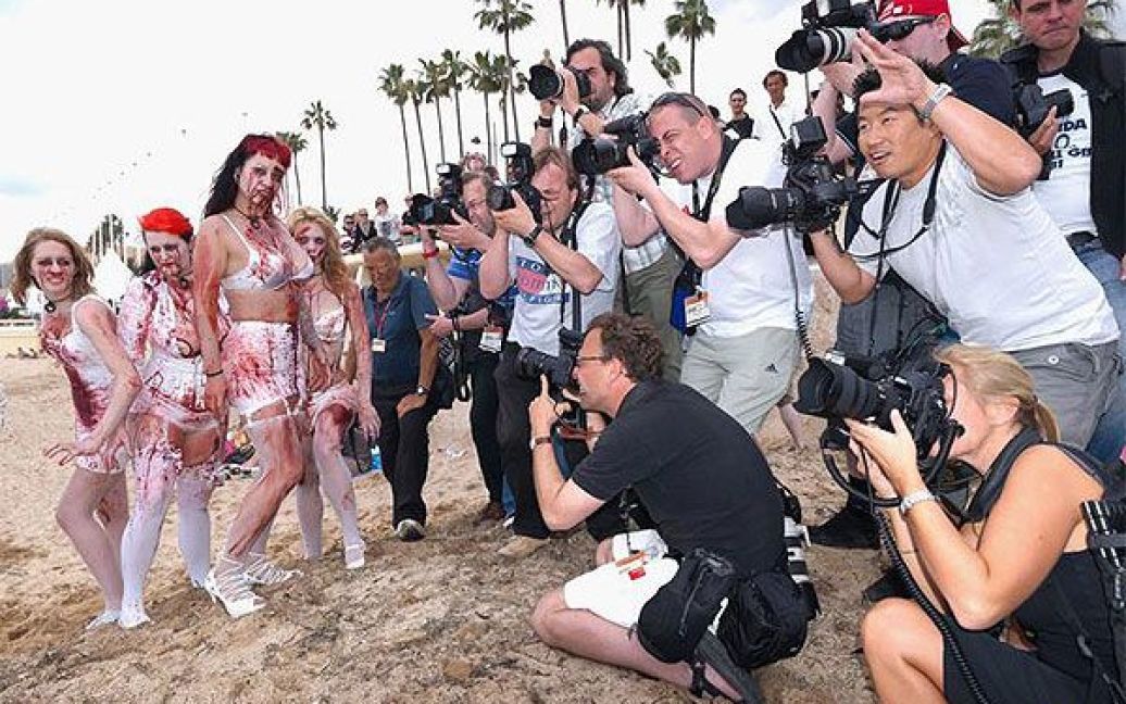 Дівчата-зомбі зібрали на пляжі велику кількість фотографів / © Getty Images/Fotobank