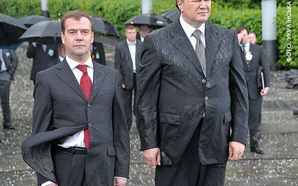 Янукович і вінок / © Українська правда