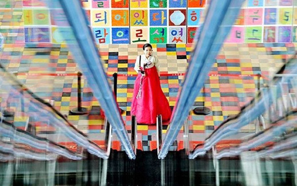 Китай, Шанхай. Співробітниця південнокорейського павільйону на всесвітній виставці "World Expo 2010" у Шанхаї. / © AFP