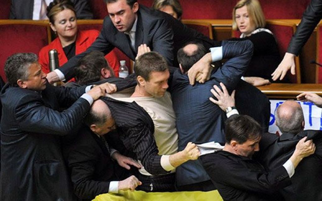 У сесійній залі Верховної ради виникла бійка між опозиціонерами та представниками провладної коаліції. / © AFP