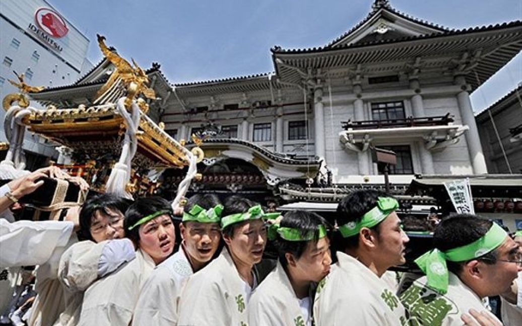 Актори токійського театру кабукі "Кабукіза", який зараз реставрується, принесли маленьку пагоду біля будинку театру на честь свята храмів. / © AFP