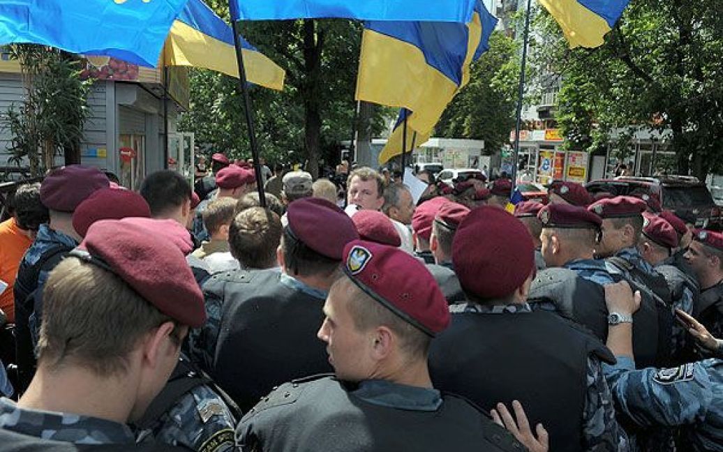 Співробітники міліції відмовлялися показувати свої посвідчення, повідомляти причину затримання активістів партії "За Україну!". / © zaukrainu.org