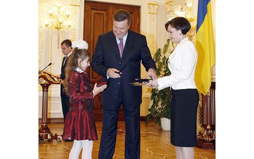 Віктор Янукович вручив державні нагороди  дітям та молодим людям, які проявили особисту мужність і героїзм, рятуючи життя людей. / © President.gov.ua