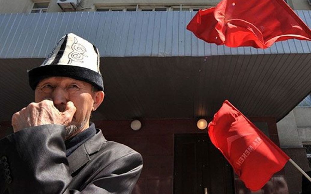 Киргизія. У Джалал-Абаді почалися сутички між прихильниками скинутого президента Киргизії Курманбека Бакієва та партії "Ата Мекен", яка підтримує тимчасовий уряд республіки. У Киргизії другий день піднімається нова хвиля безладів: у сутичках вже почали застосовувати вогнепальну зброю. / © AFP