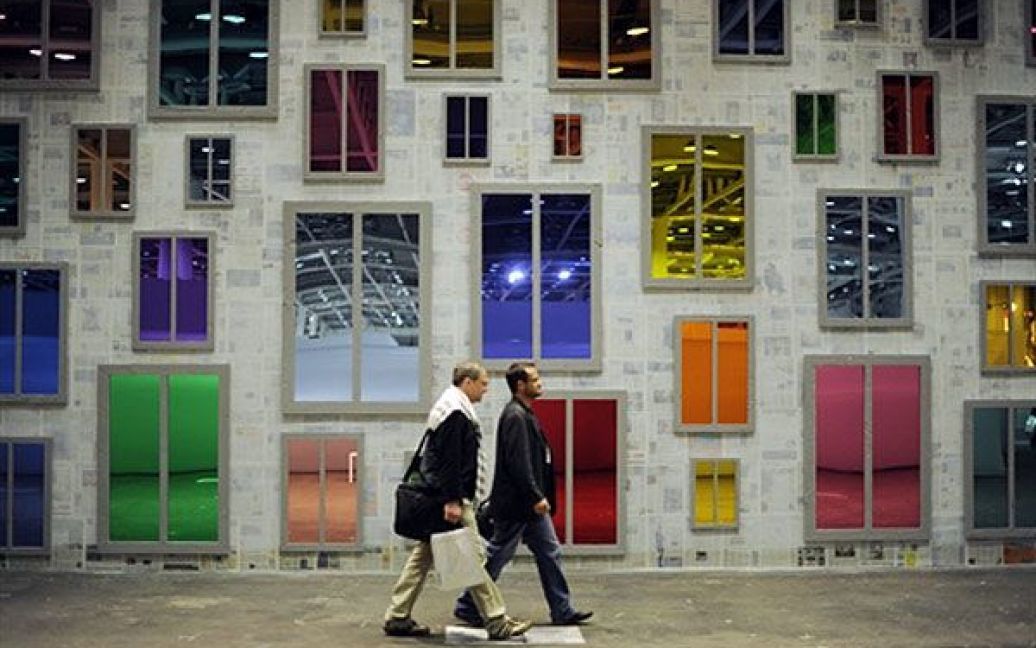 Швейцарія, Базель. Відвідувачі проходять поруч із інсталяцією Уго Рондінона "Годинники для оракулів", виставленою на 41-му ярмарку мистецтв у Базелі, який проходитиме з 16 по 20 червня 2010 року. / © AFP