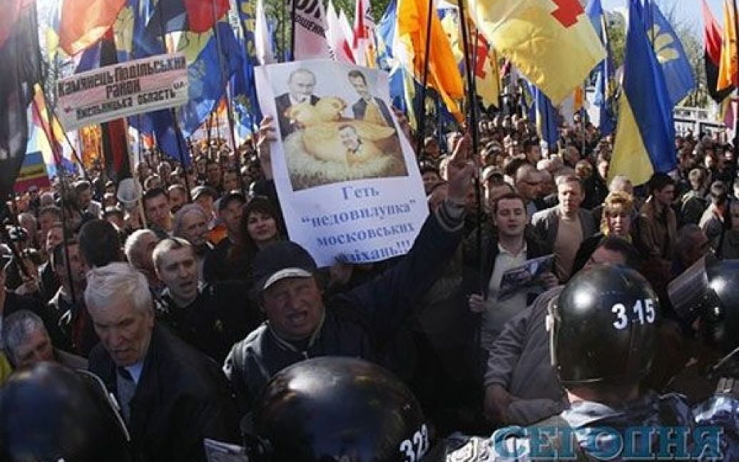 В цілому під прапорами опозиційних сил зібралося кілька тисяч людей. Вони скандують: "Путін - геть!", "Ганьба запроданцям!". / © Сегодня