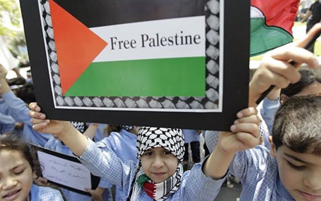 Ліван, Бейрут. Дівчинка тримає в руках плакат з написом "Звільніть Палестину!" під час мітингу перед будівлею ООН у Бейруті / © AFP