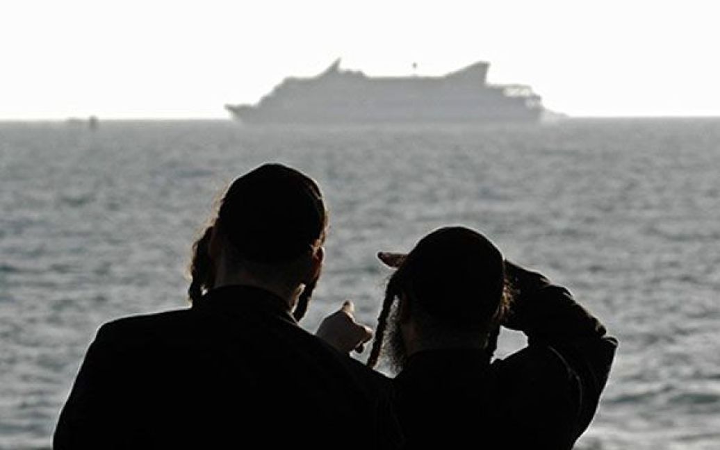 Ізраїль, Ашдод. Ортодоксальні євреї роздивляються турецький корабель допомоги "Mavi Marmara" / © AFP